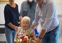 Il sindaco Marco Gallo con la pittrice Maria Rosa Ravera Aira, attualmente ospite della casa di riposo cittadina 